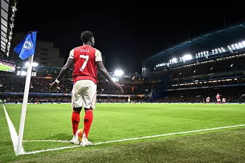 بعد 365 يوما.. ساكا يعود أخيرا إلى هوايته المفضلة مع أرسنال